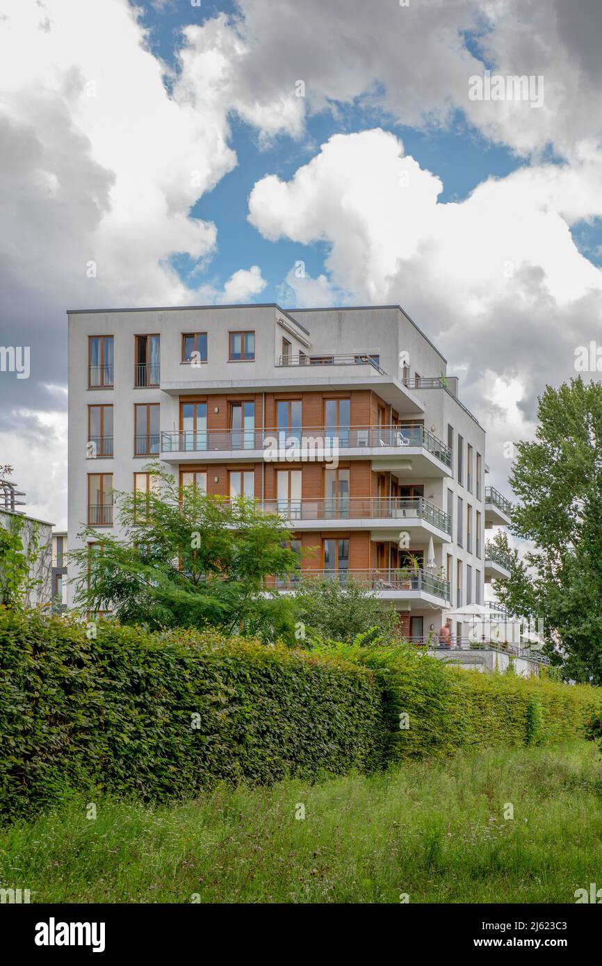 Deutschland, Berlin, Hedge vor dem modernen Mehrfamilienhaus in Neubaugebiet Stockfoto