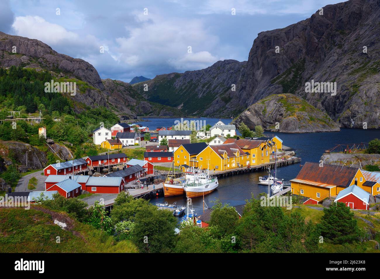 Luftaufnahme des Fischerdorfes Nusfjord auf den Lofoten-Inseln, Norwegen Stockfoto