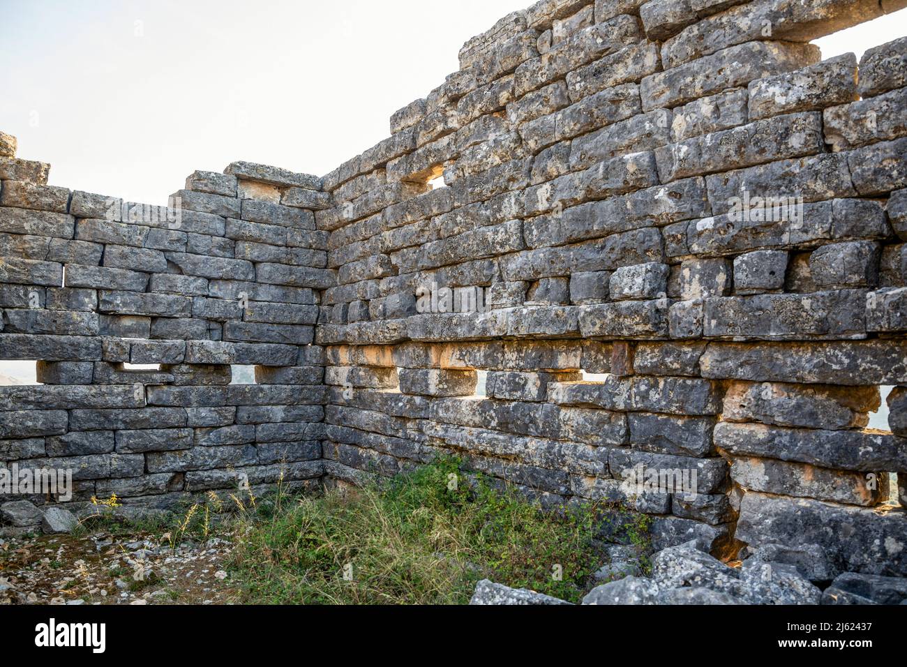 Zerstörte Mauern an der antiken archäologischen Stätte von Orraon, Arta, Griechenland Stockfoto