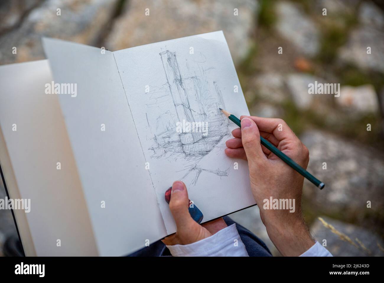 Touristische Zeichnung ruiniert Spalte in Scribble Buch Stockfoto