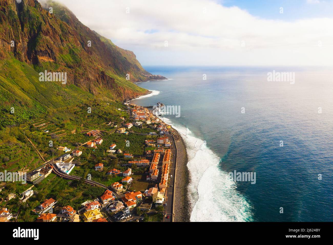 Luftaufnahme des Küstendorfes Paul do Mar auf den Madeira-Inseln, Portugal Stockfoto