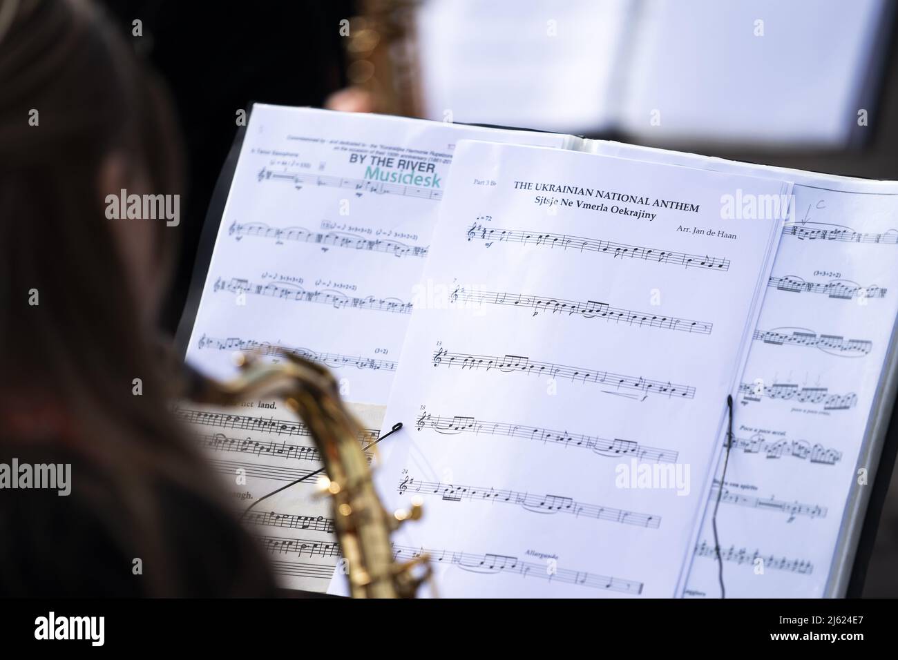 2022-04-27 10:26:45 BUNSCHOTEN-SPAKENBURG - die ukrainische Nationalhymne wird beim jährlichen Aubade am Königstag gespielt. Nach zwei Jahren, in denen der Königstag aufgrund der Coronapandemie in kleinem Umfang gefeiert werden musste, ist dieses Jahr ein Tag voller alter Traditionen, mit dekorierten Häusern, alten holländischen Spielen und einem Kleidermarkt. ANP JEROEN JUMELET niederlande Out - belgien Out Stockfoto