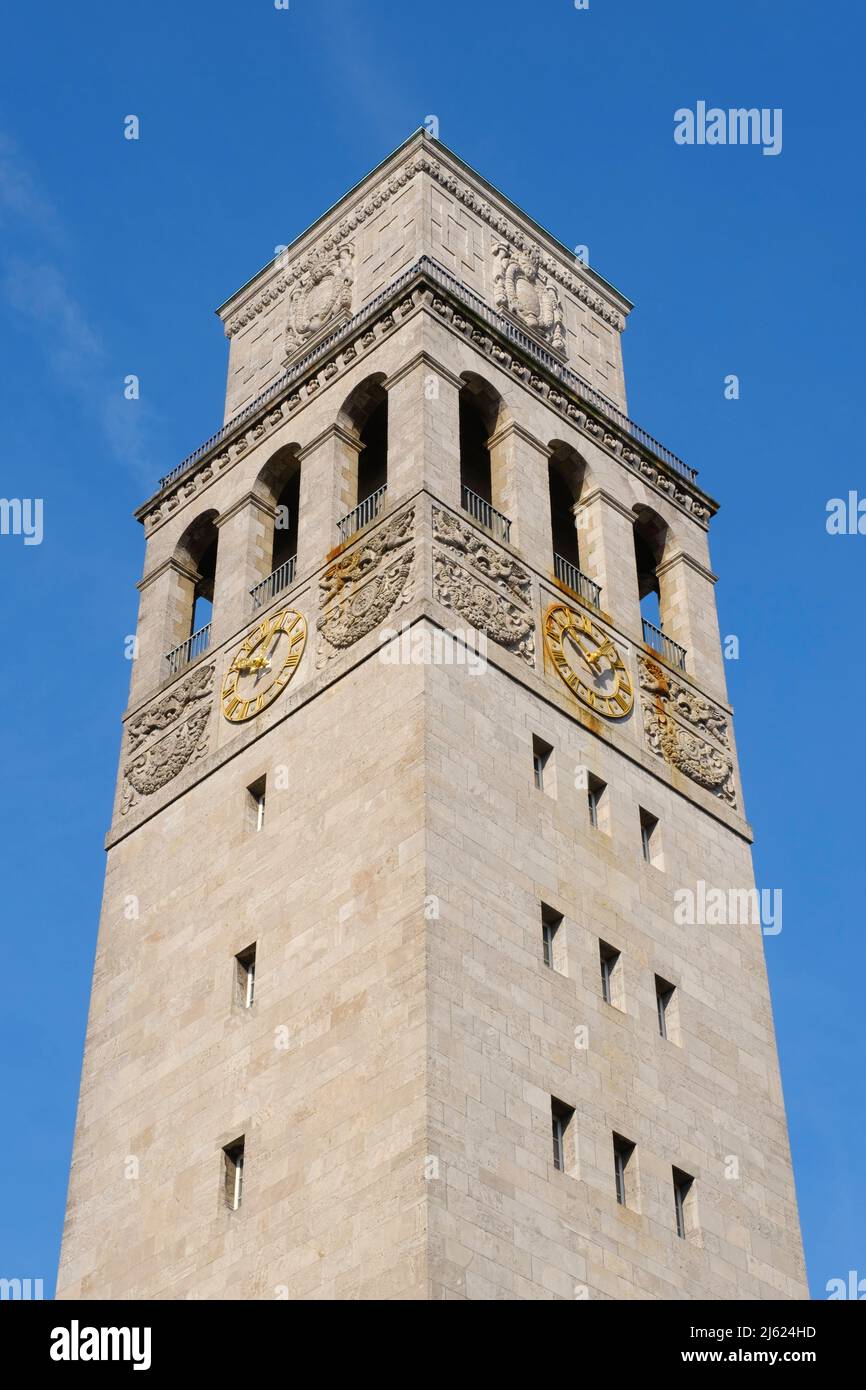 Deutschland, Nordrhein-Westfalen, Mulheim an der Ruhr, Rathaus ragt gegen den Himmel Stockfoto