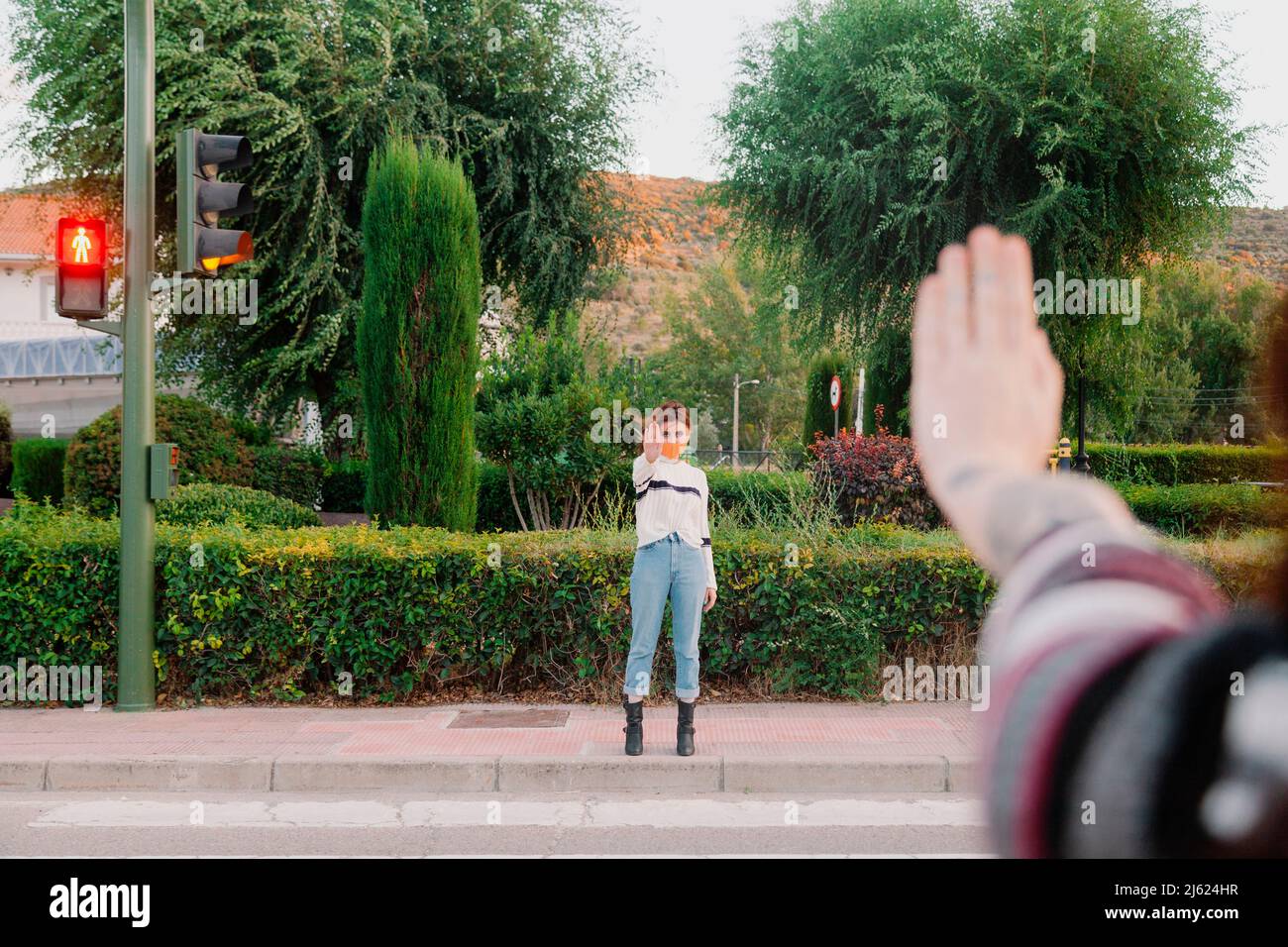 Junge Frau zeigt eine Stop-Geste gegenüber einem Freund Stockfoto