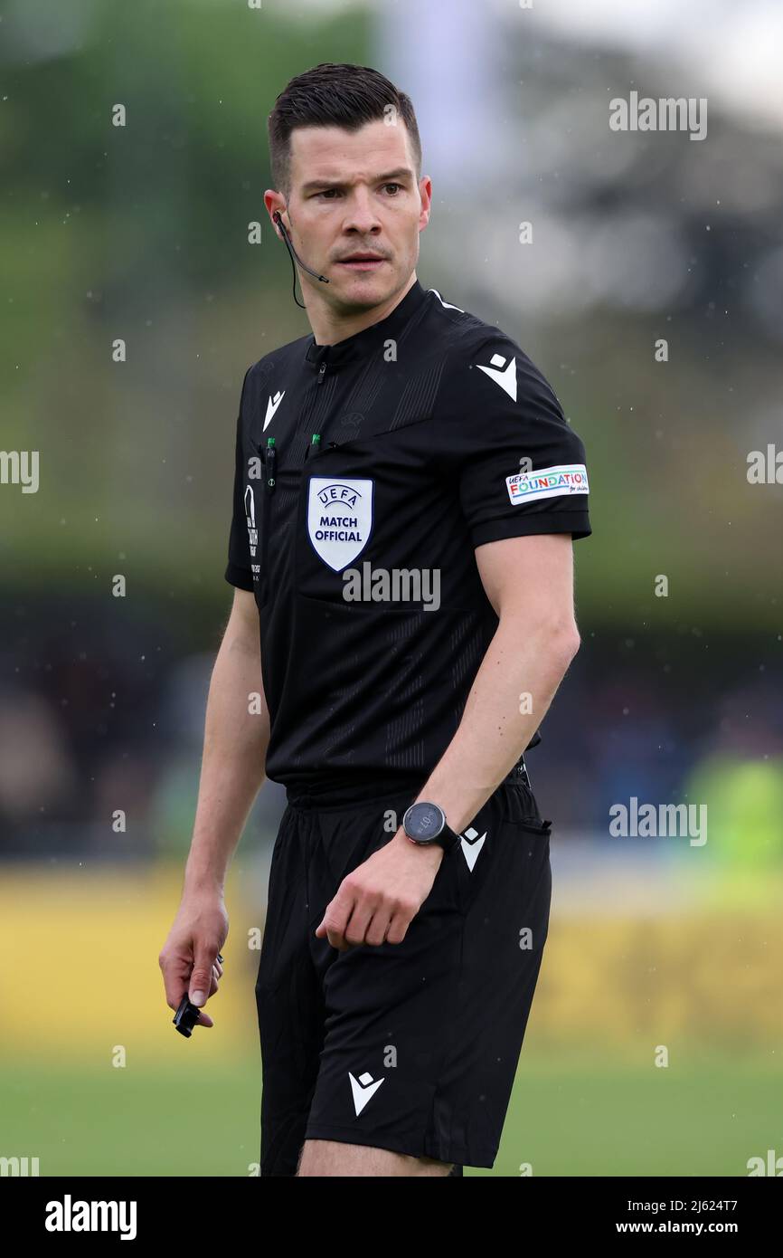 Nyon, Schweiz, 25.. April 2022. Der Schiedsrichter Harm Osmers aus Deutschland blickt während des UEFA-Jugendliga-Spiels im Colovray Sports Center, Nyon, auf. Bildnachweis sollte lauten: Jonathan Moscrop / Sportimage Stockfoto