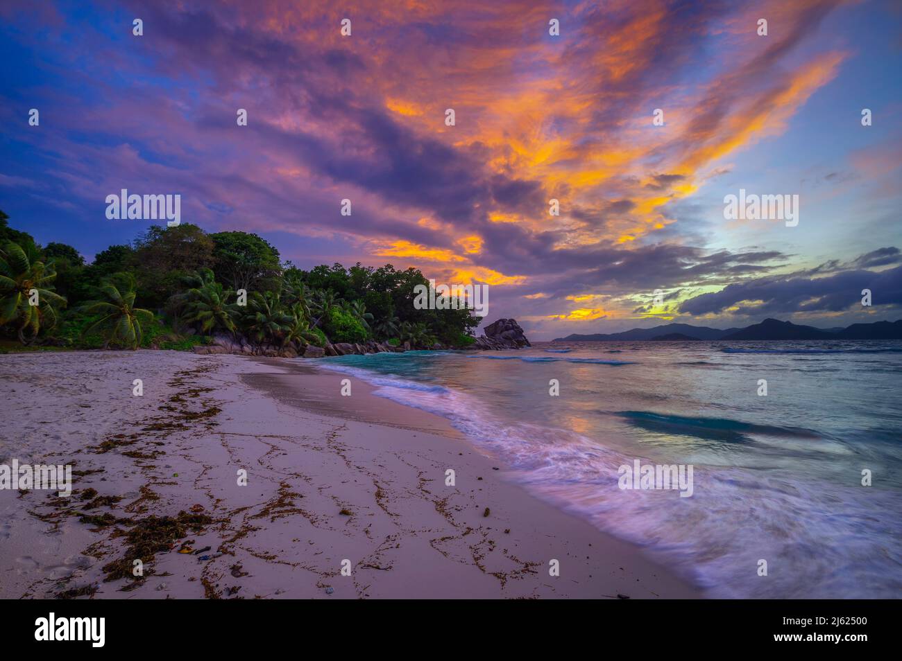 Farbenfroher Sonnenuntergang über Anse Severe Beach auf der Insel La Digue, Seychellen Stockfoto