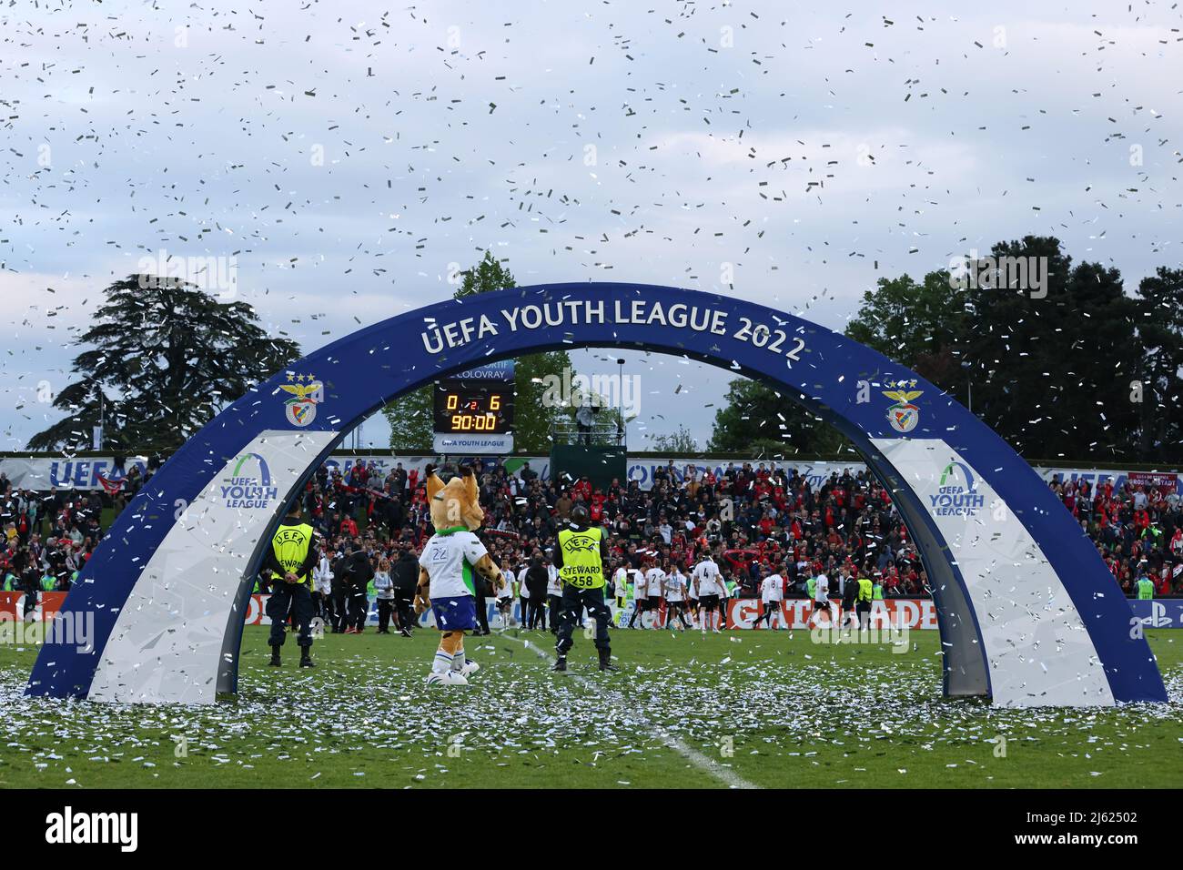 Nyon, Schweiz, 25.. April 2022. Konfetti fällt weiterhin auf den Bogen der UEFA Youth League, während die Spieler die Trophäe während des UEFA Youth League-Spiels im Colovray Sports Center, Nyon, an die Fans auf der anderen Seite des Feldes vorführen. Bildnachweis sollte lauten: Jonathan Moscrop / Sportimage Stockfoto