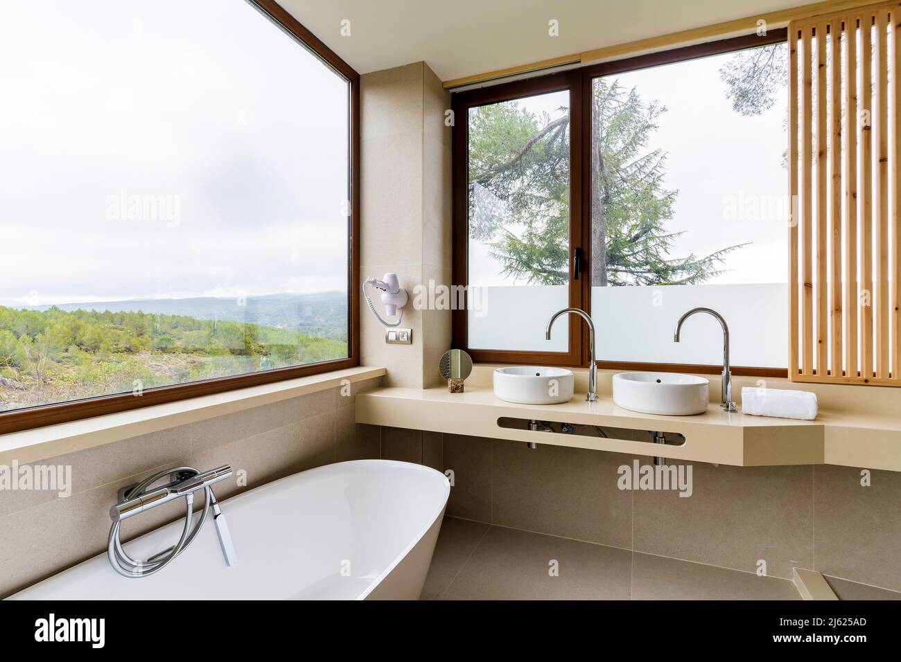 Badewanne am Fenster im modernen Luxusbadezimmer des Hotels Stockfoto