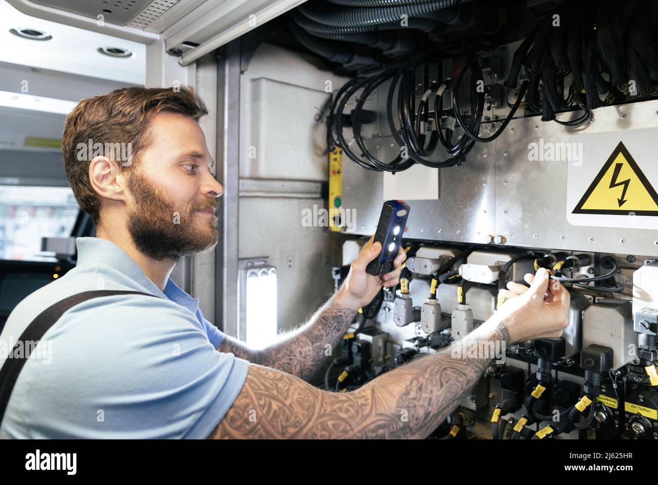 Techniker untersucht Kabel im Serverraum der Industrie Stockfoto