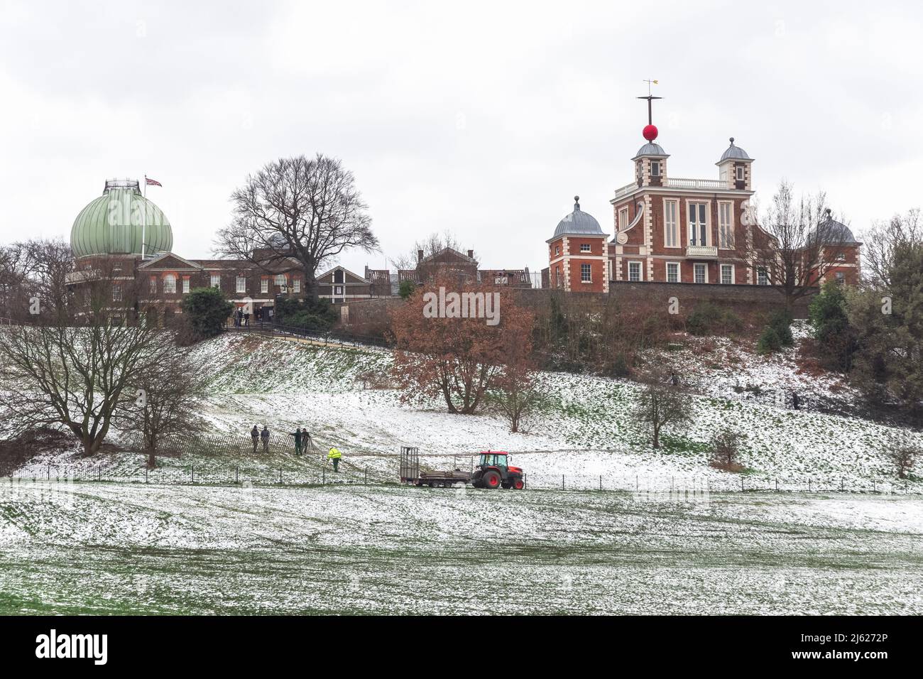 London, Großbritannien - 19. März 2022 - Parkranger errichten Zaun am Greenwich Park bedeckt mit Winterschnee Stockfoto