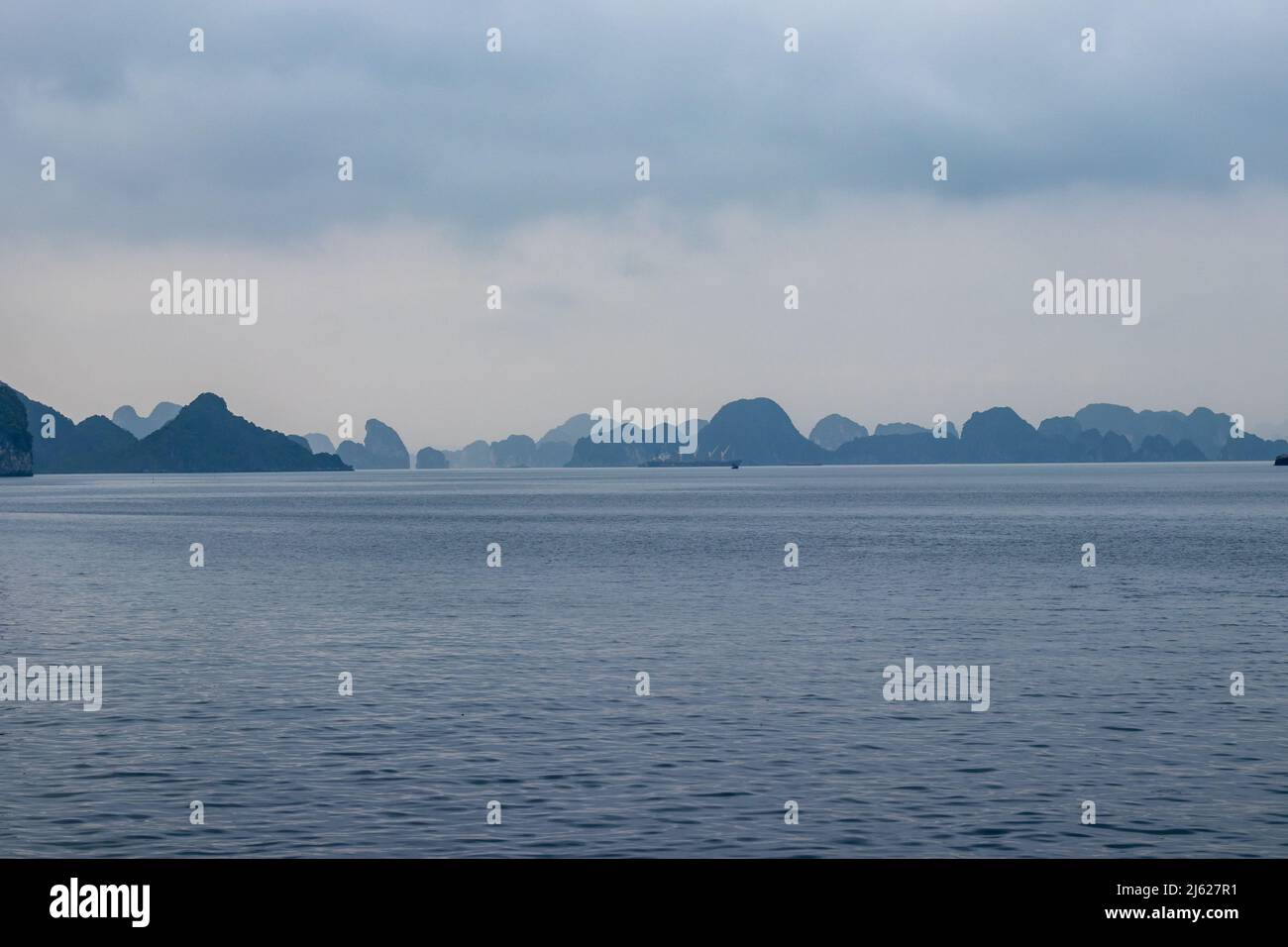 Bild von einer Kreuzfahrt über die Lan Ha Bay. Bewölkt und neblig zu Beginn des Jahres. Stockfoto