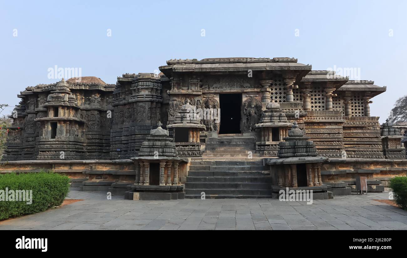 Volle Ansicht des Hoysaleswara Tempels von der Haupteingangsseite, Halebeedu, Karnataka, Indien Stockfoto