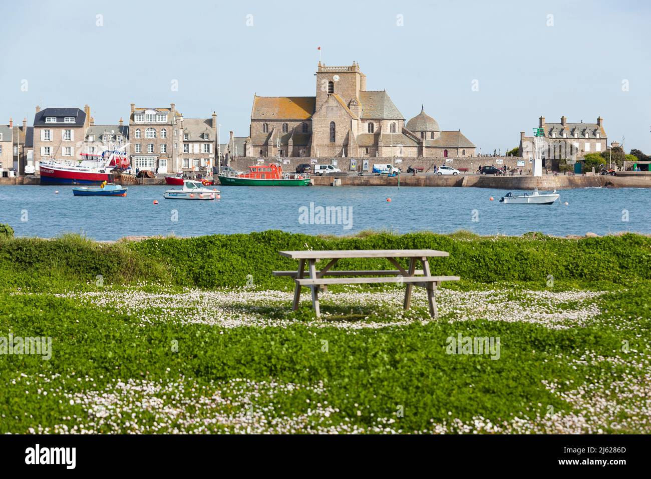 Bank umgeben von Blumen im Frühling, Hafen von Barfleur, kleine Stadt auf der Halbinsel Cotentin, Manche, Normandie, Frankreich Stockfoto