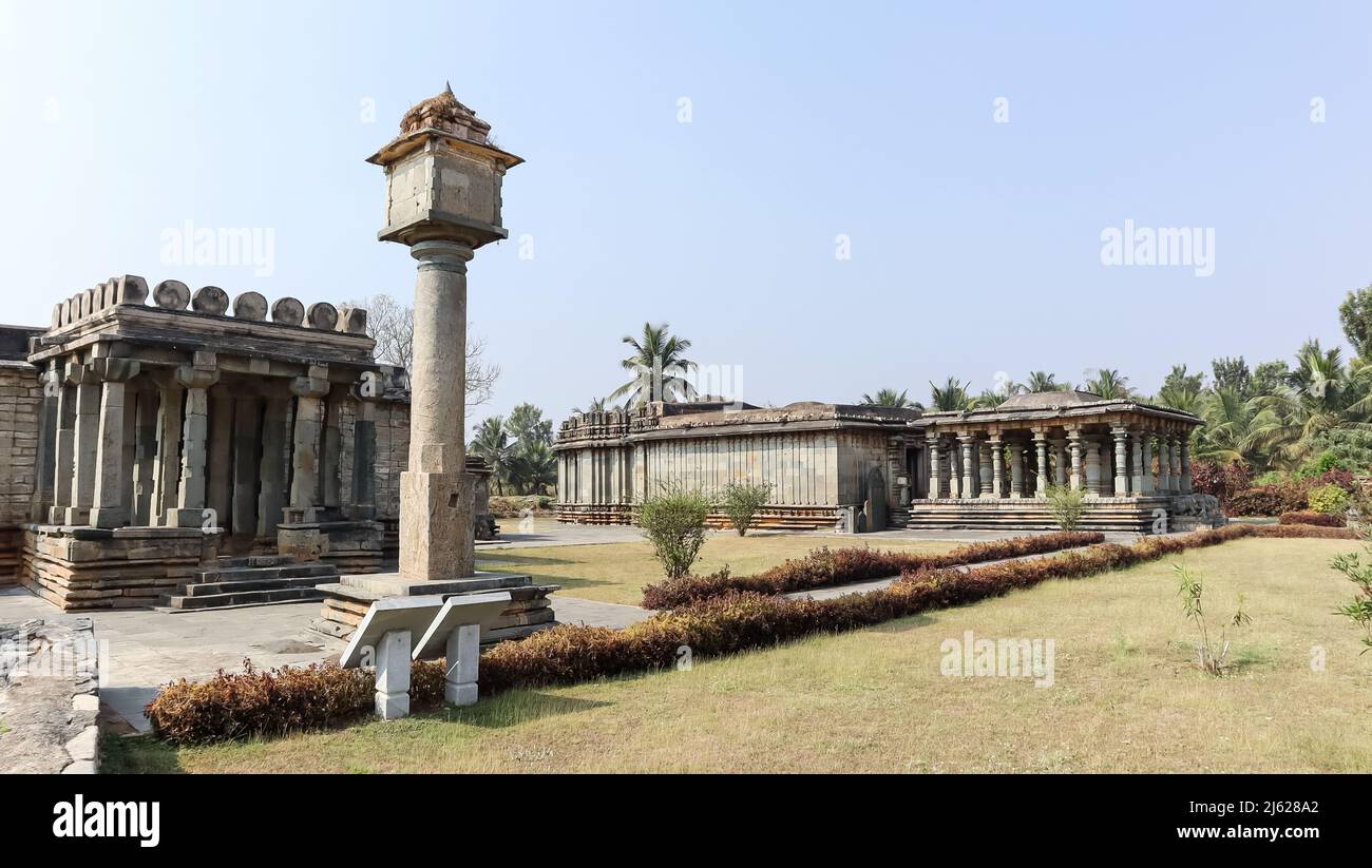Der Blick auf einen Vijaya Adinath Jain Tempel und Vijaya Stambh, Kalebeedu, Karnataka, Indien Stockfoto