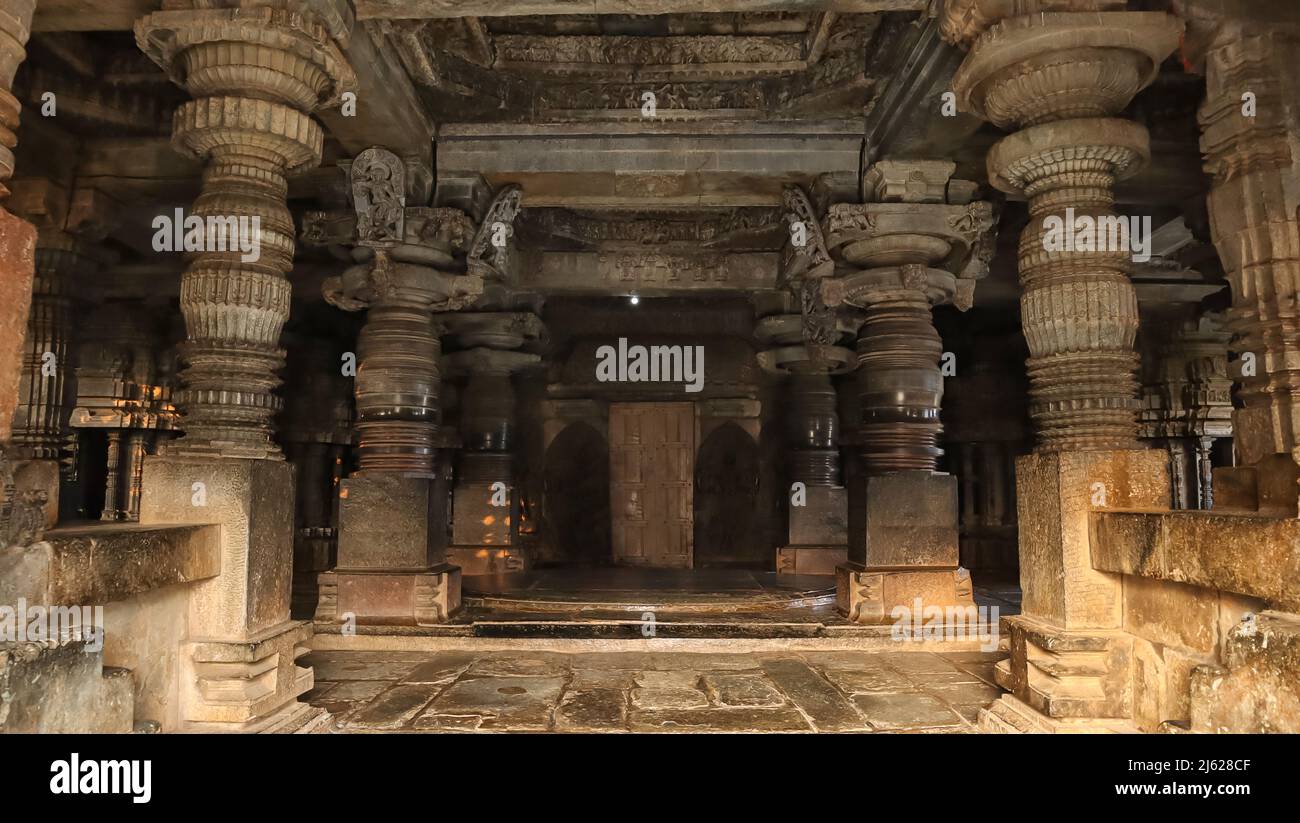 Die Ansicht der Säulen und das Innere des Hoysaleswara-Tempels, Halebeedu, Karnataka, Indien Stockfoto