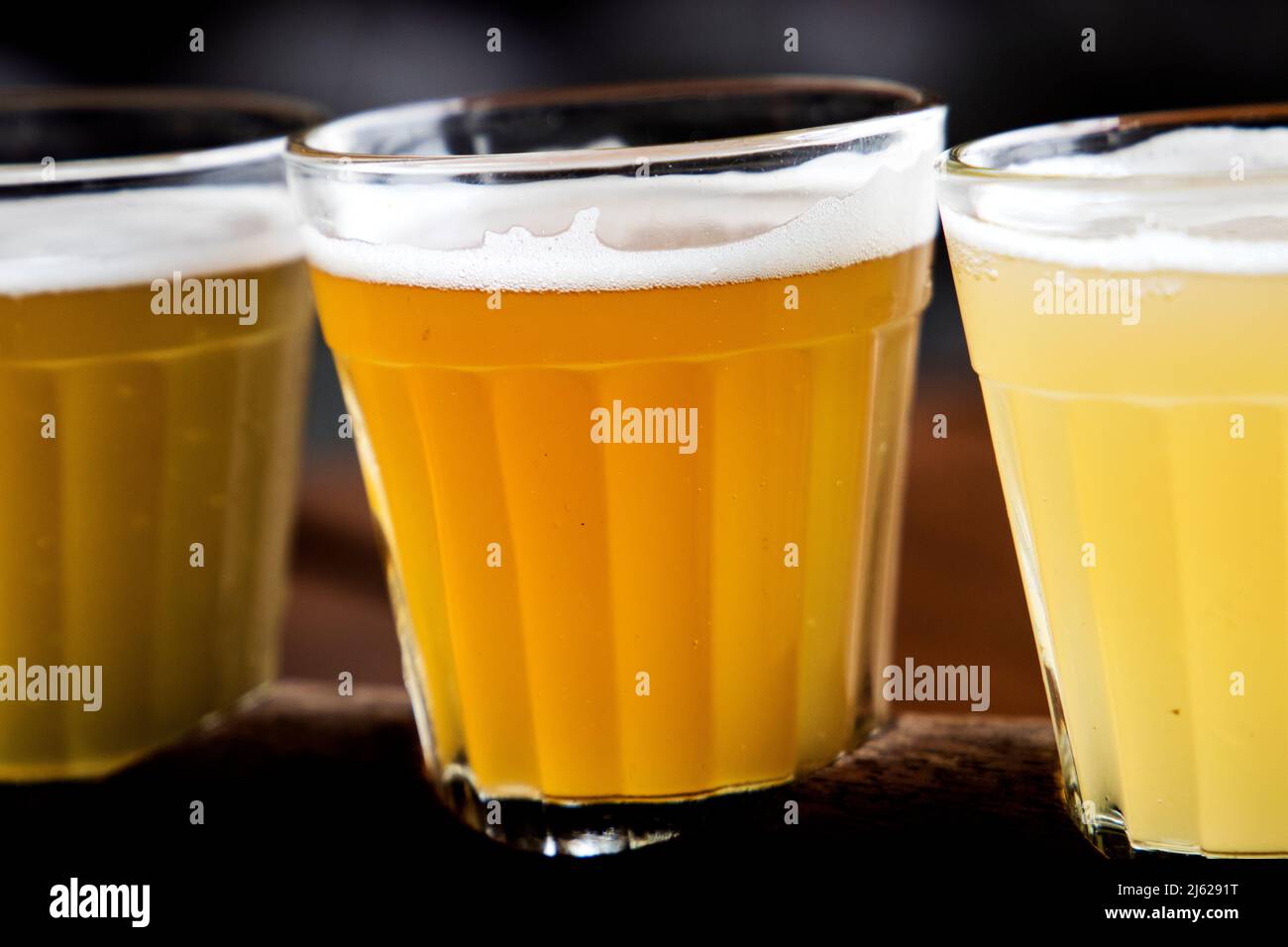 Kalte Getränke Bier und Cocktails im Glas für Fotos von Speisen und Getränken Stockfoto