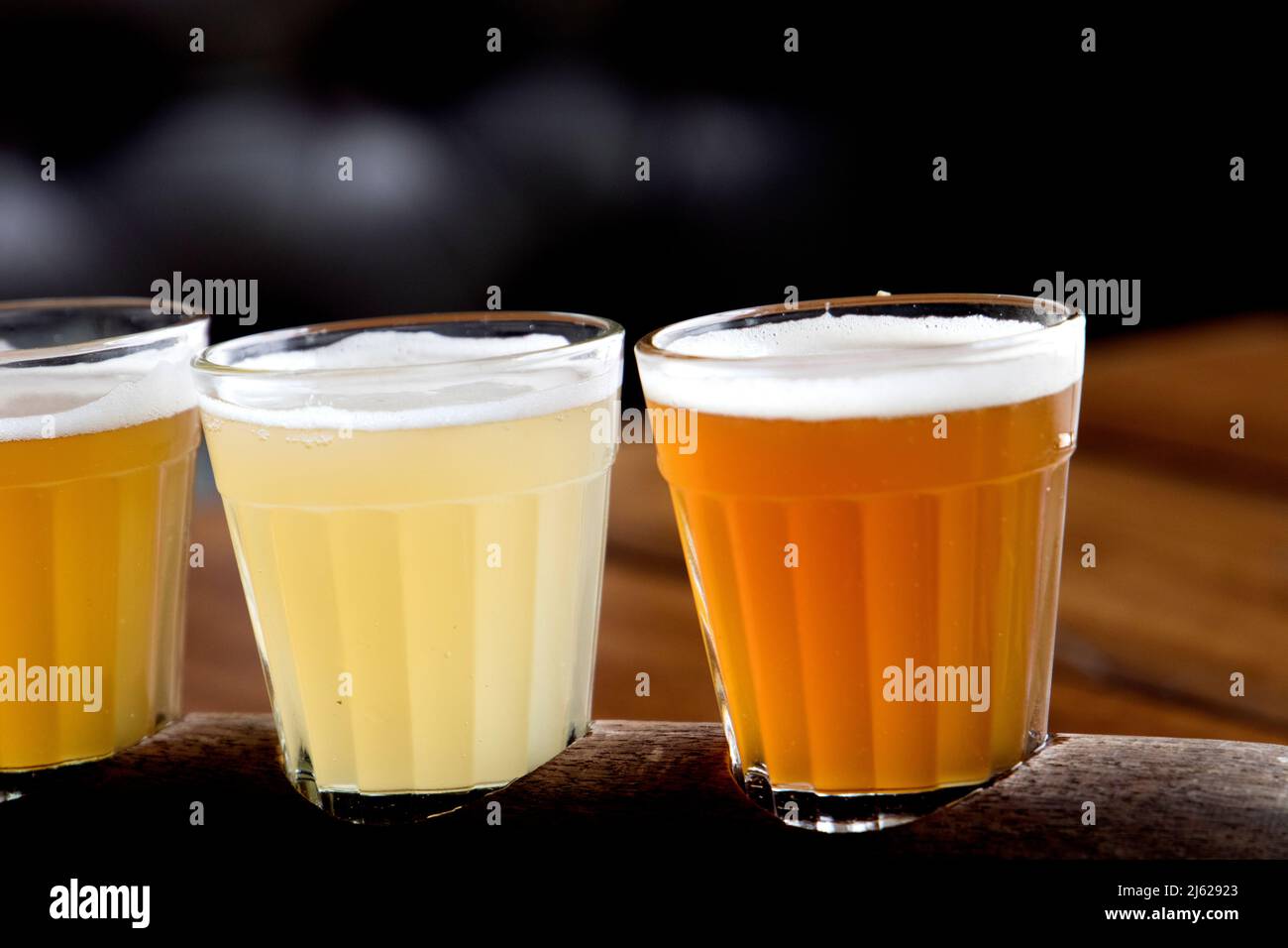 Kalte Getränke Bier und Cocktails im Glas für Fotos von Speisen und Getränken Stockfoto