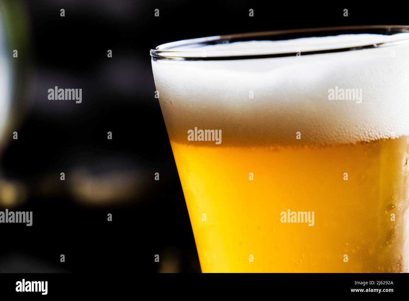 Kalte Getränke Bier und Cocktails im Glas für Fotos von Speisen und Getränken Stockfoto