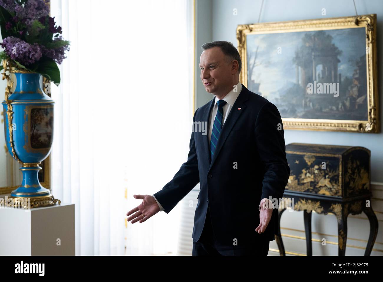 Prag, Tschechische Republik. 27. April 2022. Der tschechische Präsident Milos Zeman, nicht gesehen, empfängt seinen polnischen Amtskollegen Andrzej Duda, im Bild, auf der Prager Burg, Tschechische Republik, am 27. April 2022. Kredit: Ondrej Deml/CTK Photo/Alamy Live News Stockfoto