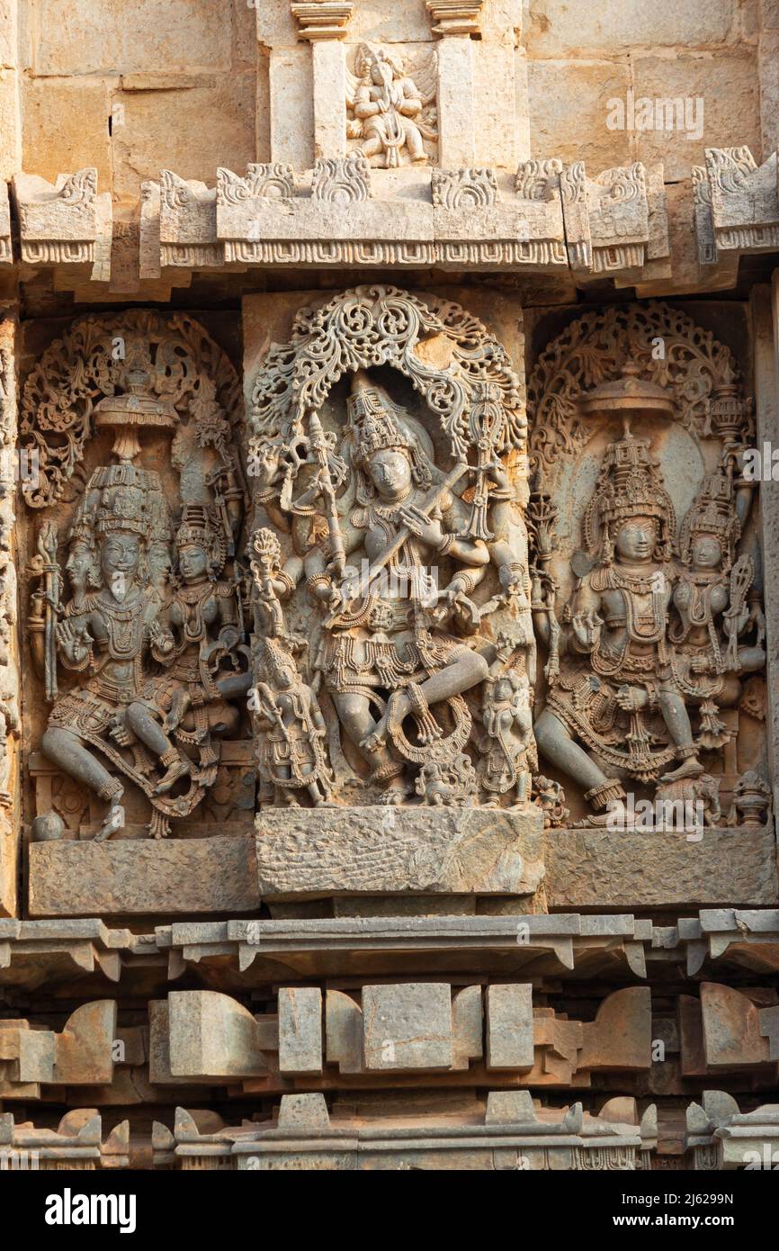 Ein hinduistischer Gott und eine Göttin unter den Schnitzereien am Hoysaleswara Tempel in Halebid, Karnataka, Indien Stockfoto