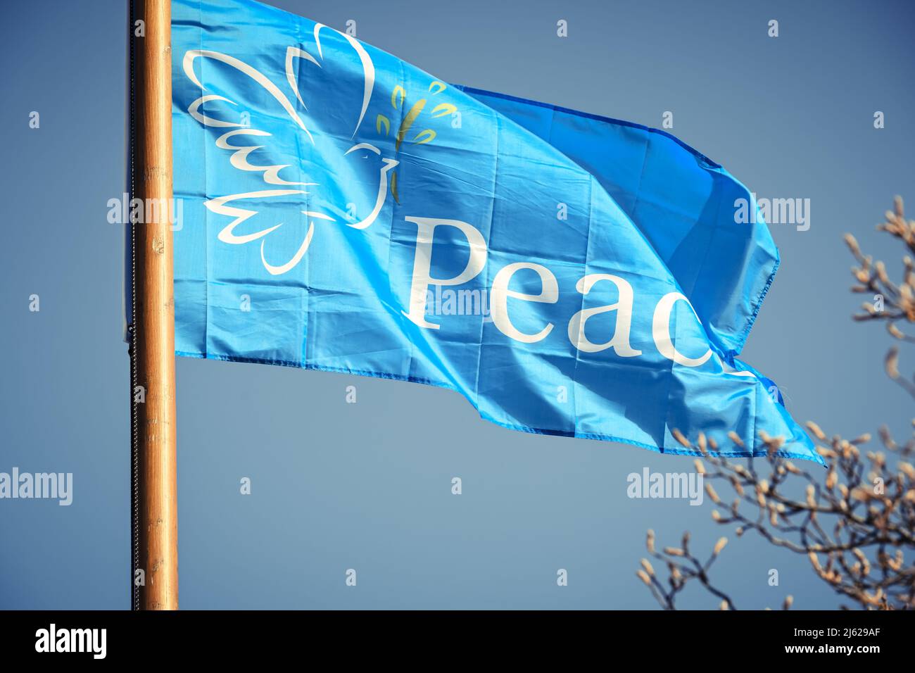 Friedensflagge gegen den Ukraine-Krieg in Hamburg, Deutschland Stockfoto