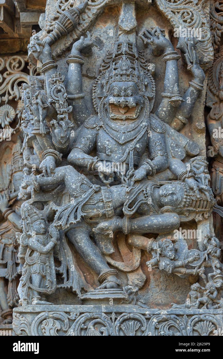 Die Skulptur von Narsimha auf dem Hoysaleswara Tempel, Halebeedu, Karnataka, Indien Stockfoto