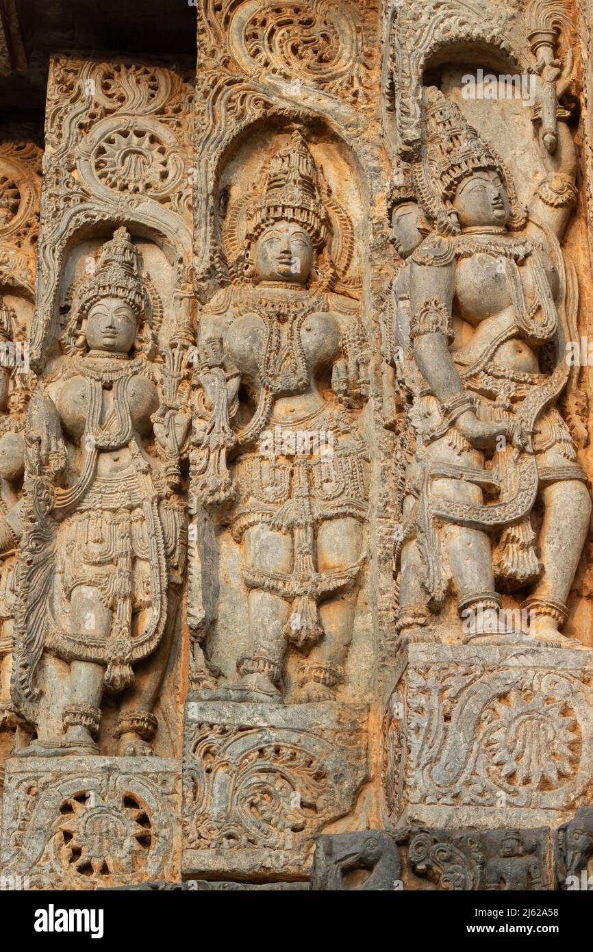 Ein hinduistischer Gott und eine Göttin unter den Schnitzereien am Hoysaleswara Tempel in Halebid, Karnataka, Indien Stockfoto