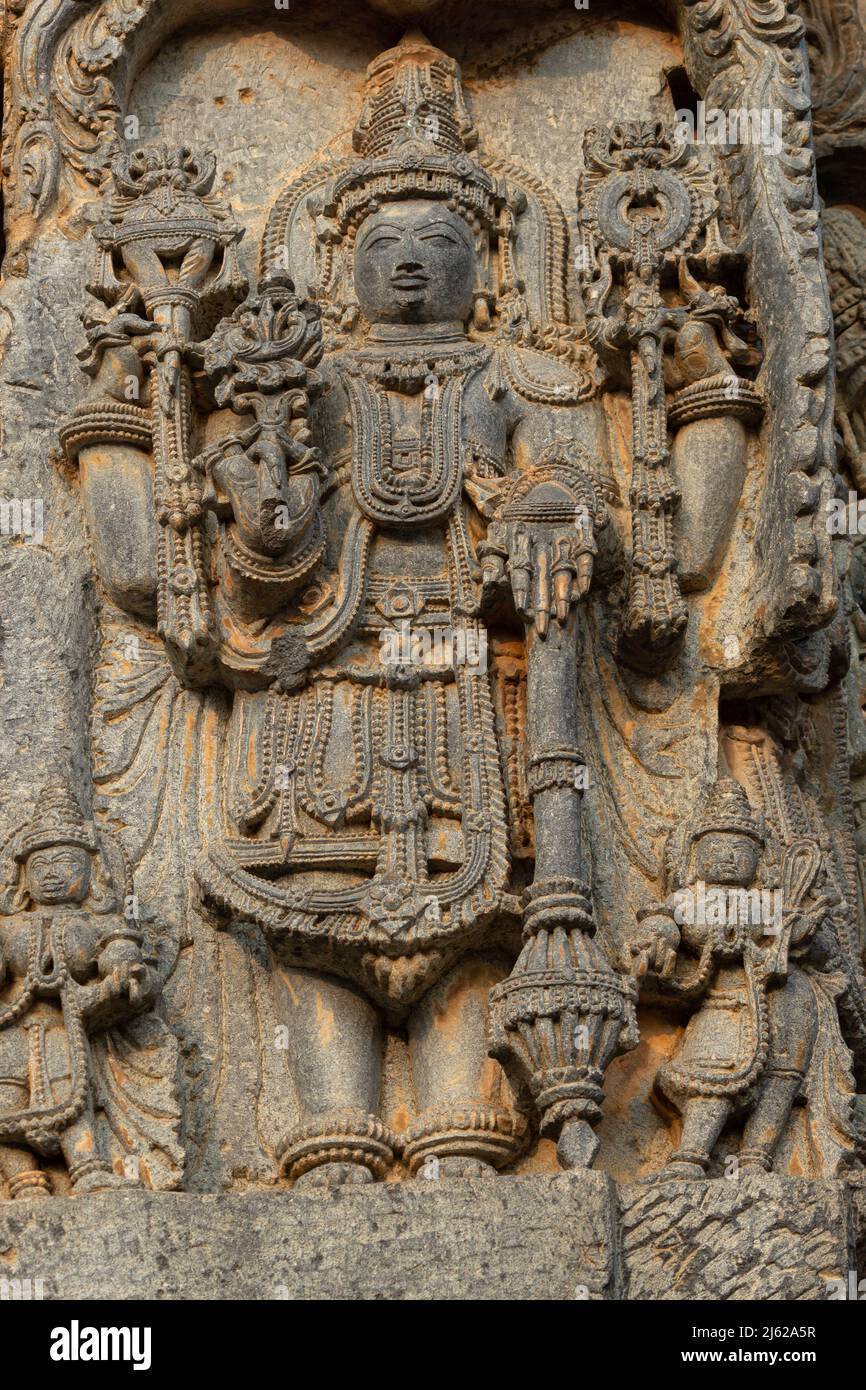 Skulptur von Herrn Vishnu auf dem Hoysaleswara Tempel, Halebeedu, Hassan, Karnataka, Indien Stockfoto