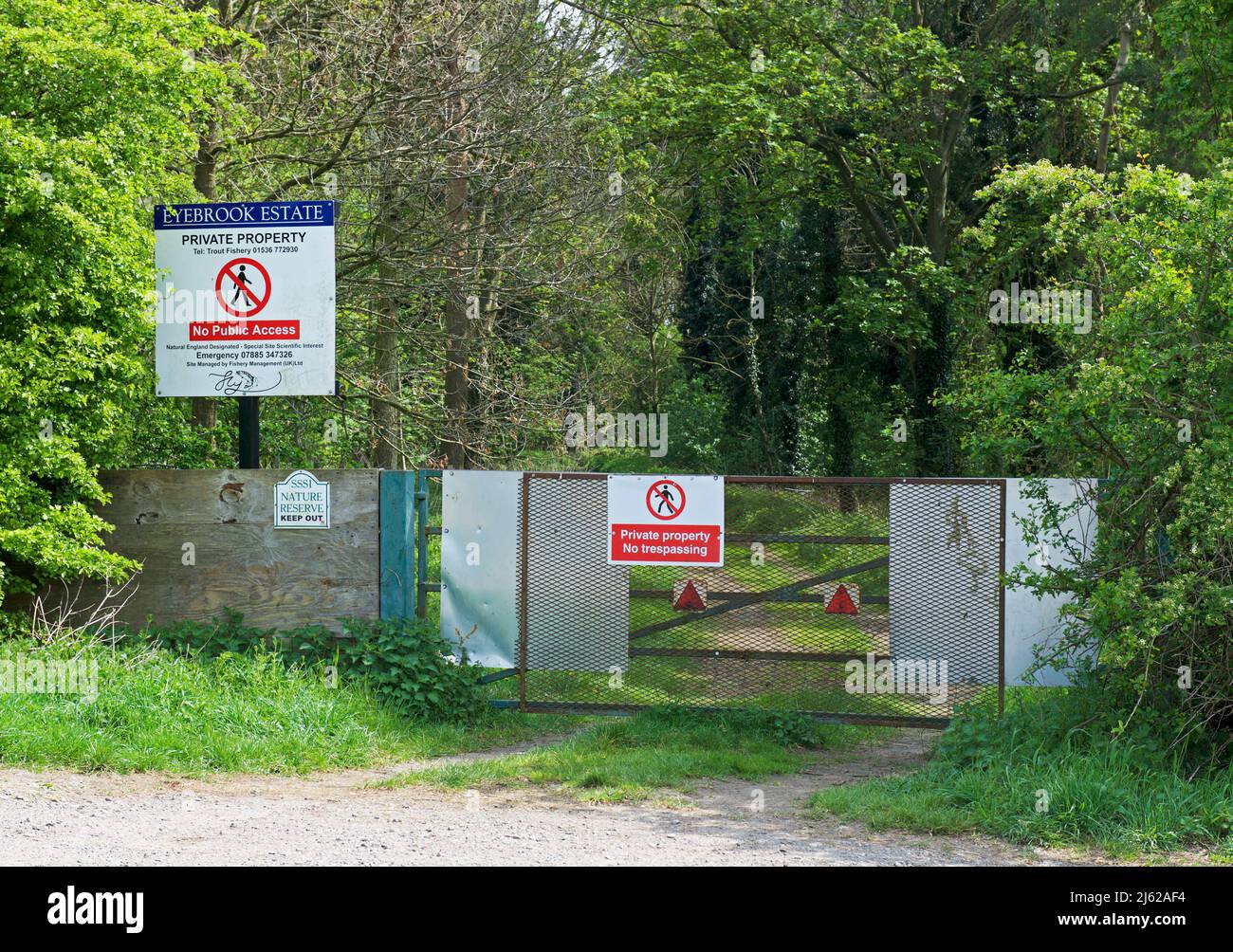 Schilder, die Besucher aus privaten Wäldern fernhalten, die dem Eyebrook Estate, Rutland, England, gehören Stockfoto