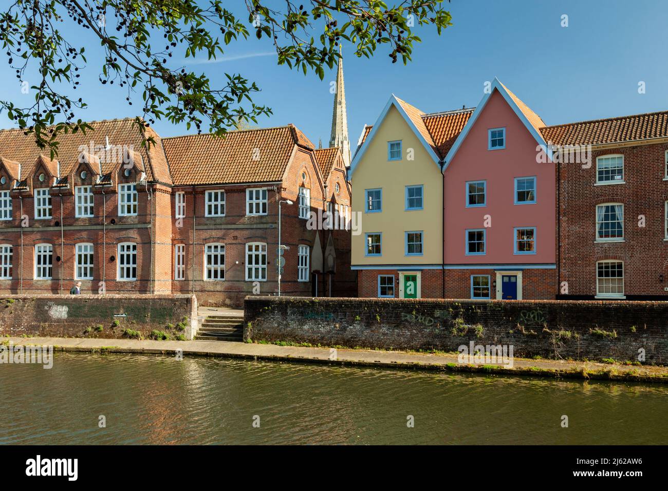 Frühlingsnachmittag am Flussufer in Norwich, Norfolk, England. Stockfoto