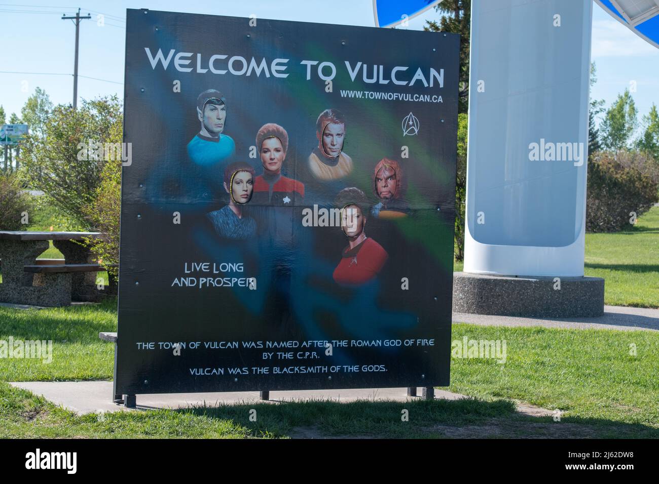 Das Willkommensschild in Vulcan, Alberta, Kanada, zeigt Star Trek-Charaktere wie Captain Kirk, Worf, Spock und Uhura Nyota. Stockfoto