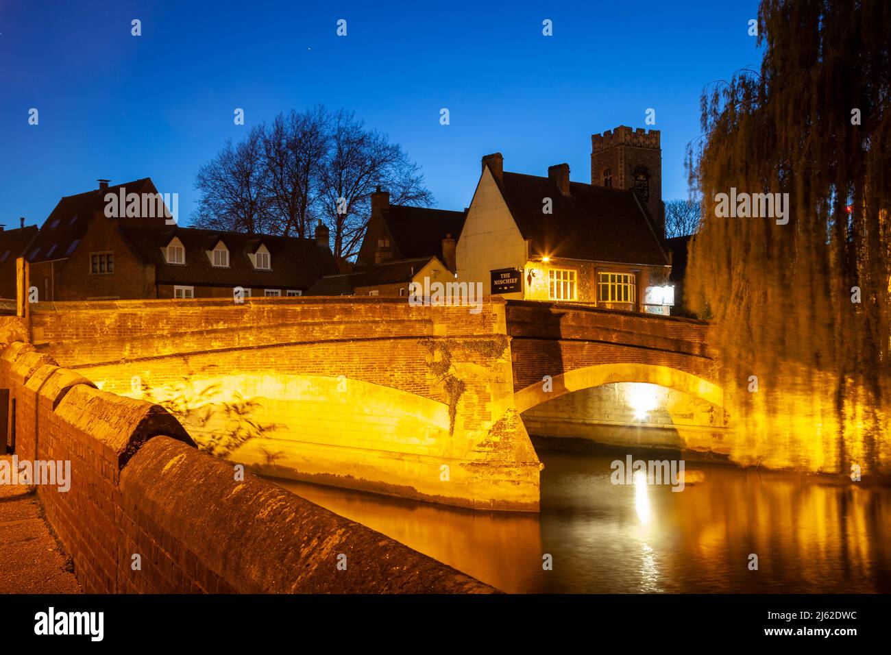 Die Nacht fällt an der Fye Bridge über den Fluss Wensum in Norwich, Norfolk, England. Stockfoto