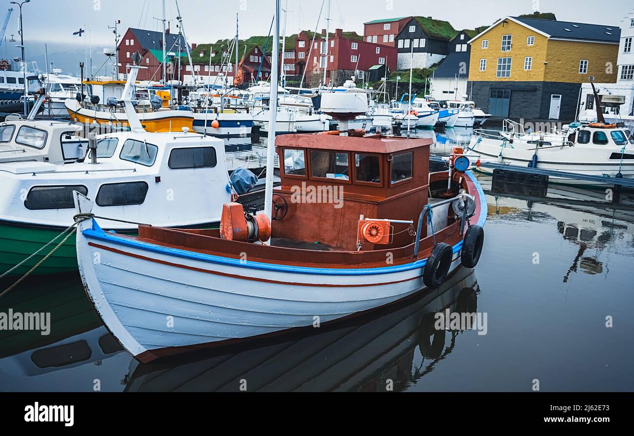 Fischerboote in der Marina mit bunten Gebäuden. Torshavn. Streymoy Island, Färöer-Inseln Stockfoto