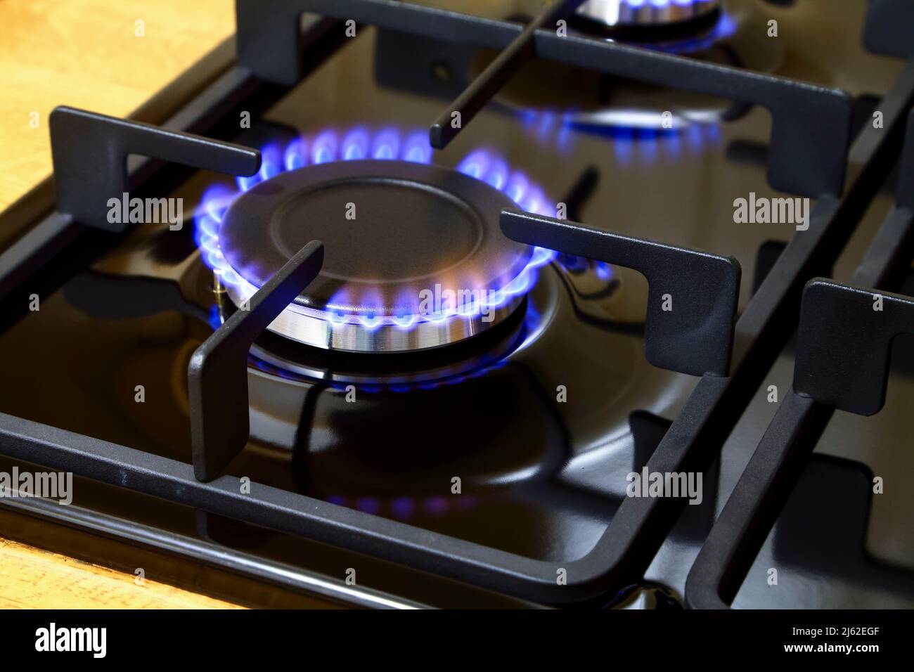 Großer Brenner auf einem Gaskochfeld Stockfoto