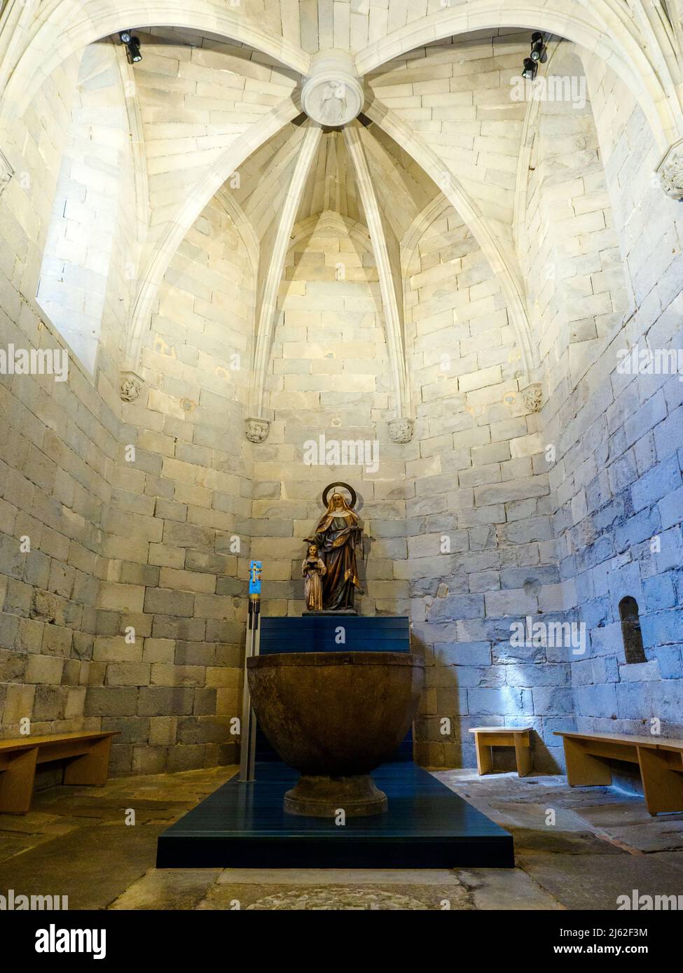 Taufbecken in der Kapelle der Heiligen Anna - Basilika des Heiligen Felix - Girona, Spanien Stockfoto