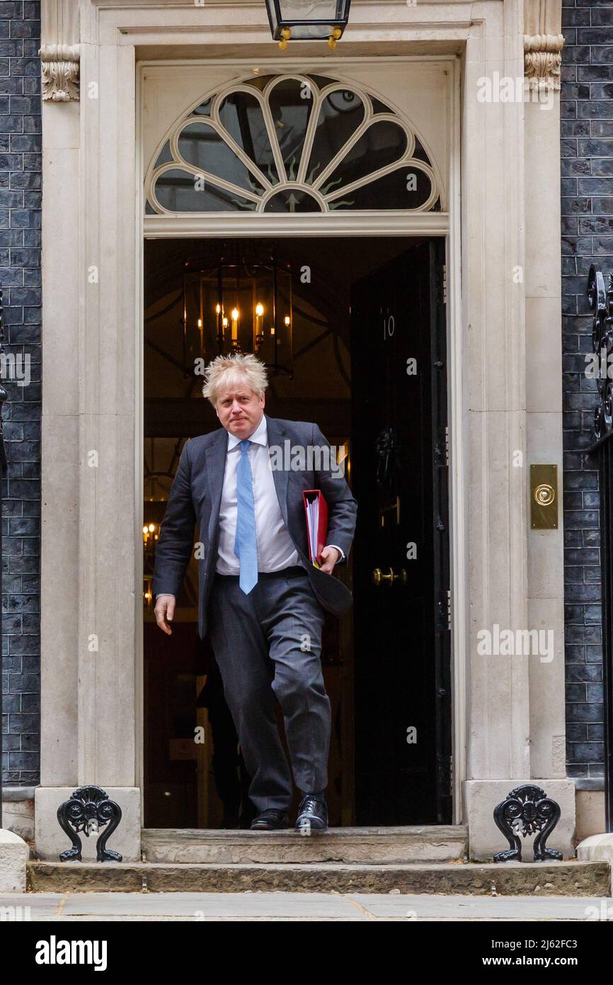 Downing Street, London, Großbritannien. 27.. April 2022.der britische Premierminister Boris Johnson verlässt die Downing Street Nummer 10, um an der wöchentlichen Fragestunde des Premierministers (PMQ) im Unterhaus teilzunehmen. Amanda Rose/Alamy Live News Stockfoto