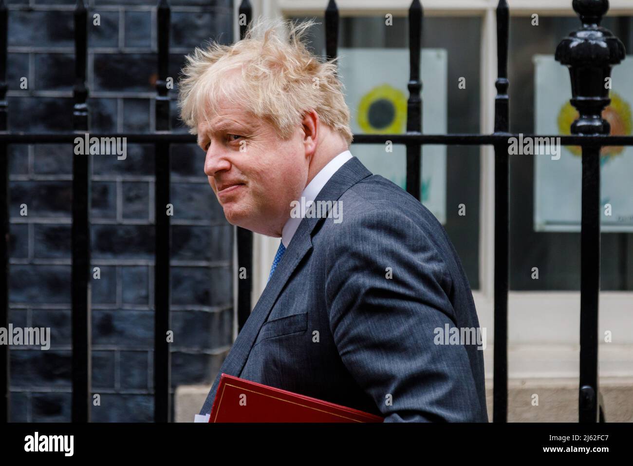 Downing Street, London, Großbritannien. 27.. April 2022.der britische Premierminister Boris Johnson verlässt die Downing Street Nummer 10, um an der wöchentlichen Fragestunde des Premierministers (PMQ) im Unterhaus teilzunehmen. Amanda Rose/Alamy Live News Stockfoto