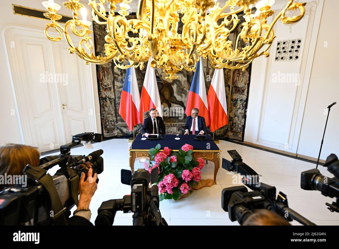 Prag, Tschechische Republik. 27. April 2022. Der tschechische Präsident Milos Zeman, rechts, und sein polnischer Amtskollege Andrzej Duda, links, nehmen an der Pressekonferenz nach ihrem Treffen auf der Prager Burg, Tschechische Republik, am 27. April 2022 Teil. Quelle: Ondrej Deml/CTK Photo/Alamy Live News Stockfoto