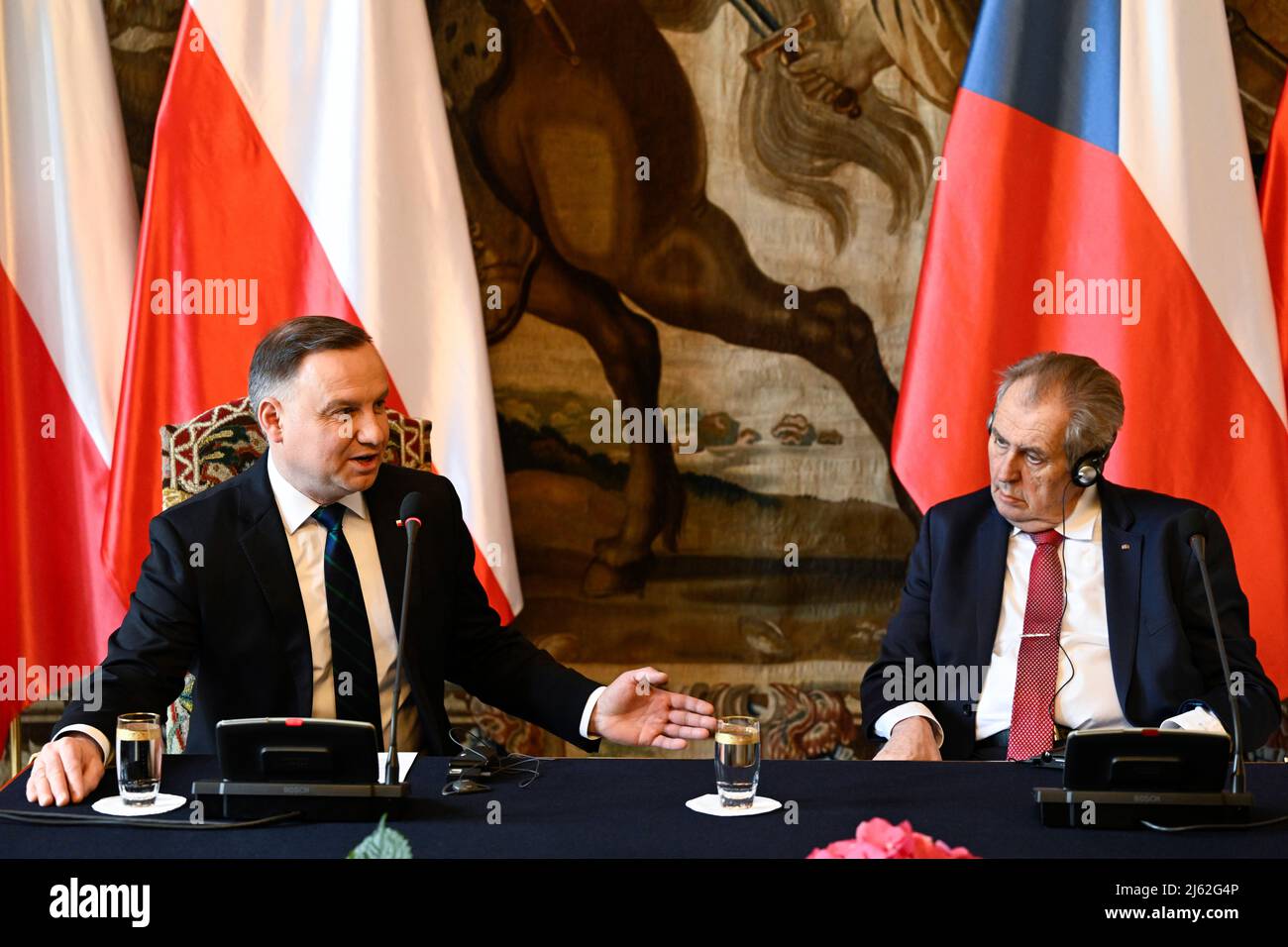 Prag, Tschechische Republik. 27. April 2022. Der tschechische Präsident Milos Zeman, rechts, und sein polnischer Amtskollege Andrzej Duda, links, nehmen an der Pressekonferenz nach ihrem Treffen auf der Prager Burg, Tschechische Republik, am 27. April 2022 Teil. Quelle: Ondrej Deml/CTK Photo/Alamy Live News Stockfoto