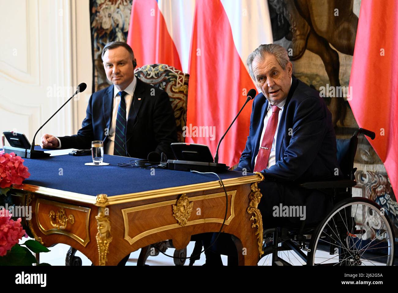 Prag, Tschechische Republik. 27. April 2022. Der tschechische Präsident Milos Zeman, rechts, und sein polnischer Amtskollege Andrzej Duda, links, nehmen an der Pressekonferenz nach ihrem Treffen auf der Prager Burg, Tschechische Republik, am 27. April 2022 Teil. Quelle: Ondrej Deml/CTK Photo/Alamy Live News Stockfoto