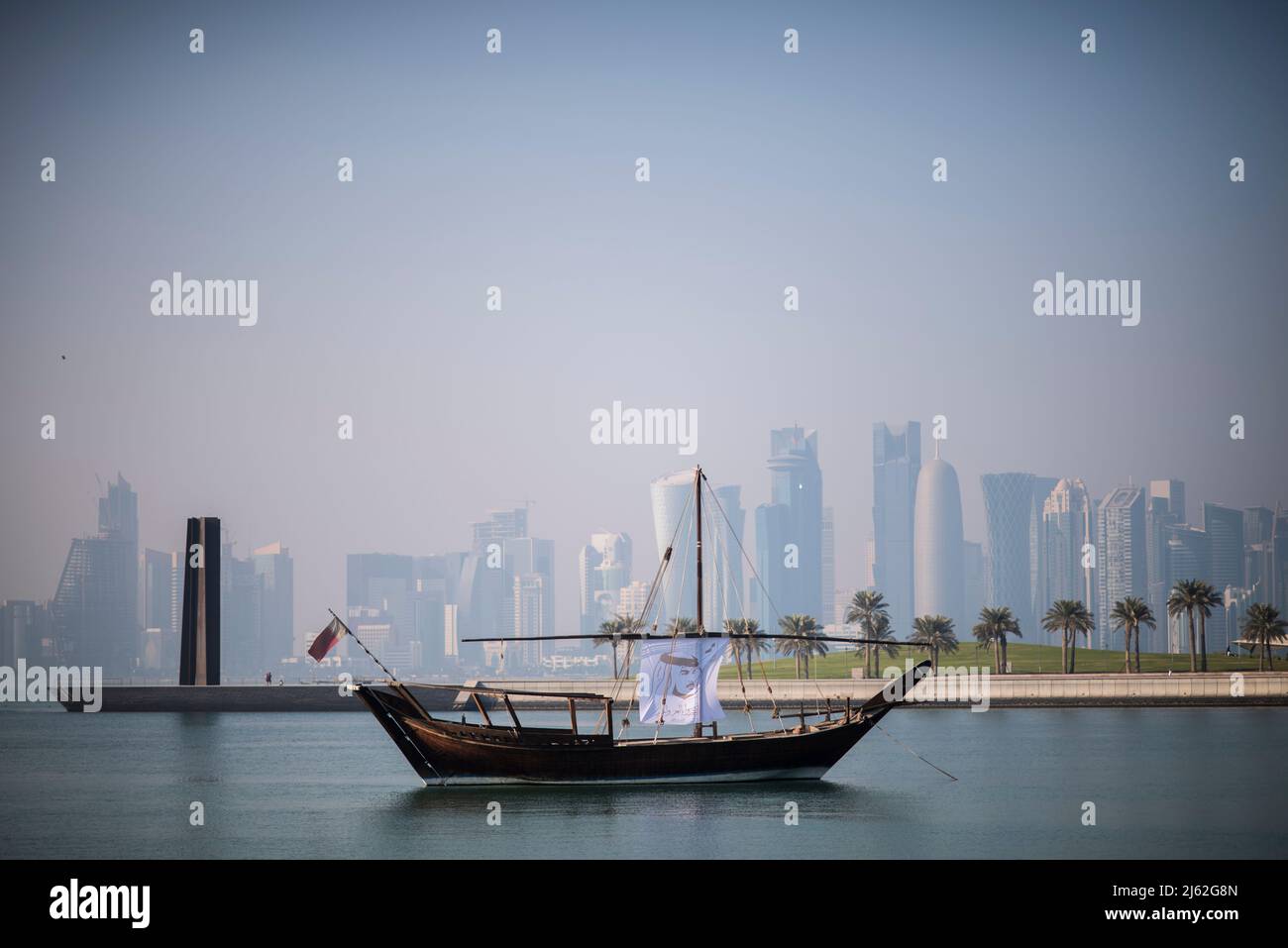 Doha, Katar - April 24,2022 : traditionelle Dhow-Boote mit der futuristischen Skyline von Doha im Hintergrund. Stockfoto