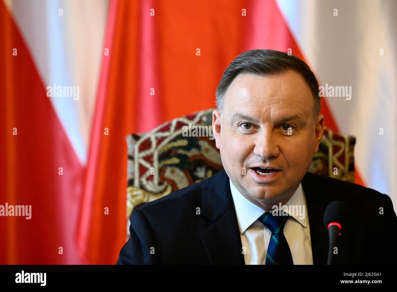 Prag, Tschechische Republik. 27. April 2022. Der polnische Präsident Andrzej Duda spricht während der Pressekonferenz nach seinem Treffen mit dem tschechischen Präsidenten Milos Zeman auf der Prager Burg, Tschechische Republik, am 27. April 2022. Quelle: Ondrej Deml/CTK Photo/Alamy Live News Stockfoto