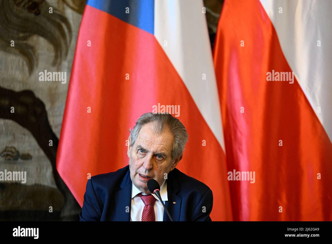 Prag, Tschechische Republik. 27. April 2022. Der tschechische Präsident Milos Zeman spricht während der Pressekonferenz nach seinem Treffen mit dem polnischen Präsidenten Andrzej Duda auf der Prager Burg, Tschechische Republik, am 27. April 2022. Quelle: Ondrej Deml/CTK Photo/Alamy Live News Stockfoto