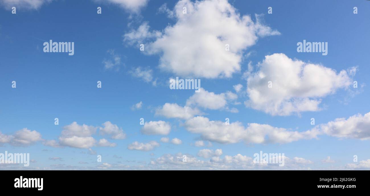 Vollformatbild von flauschigen weißen Wolken am mittleren blauen Himmel Stockfoto