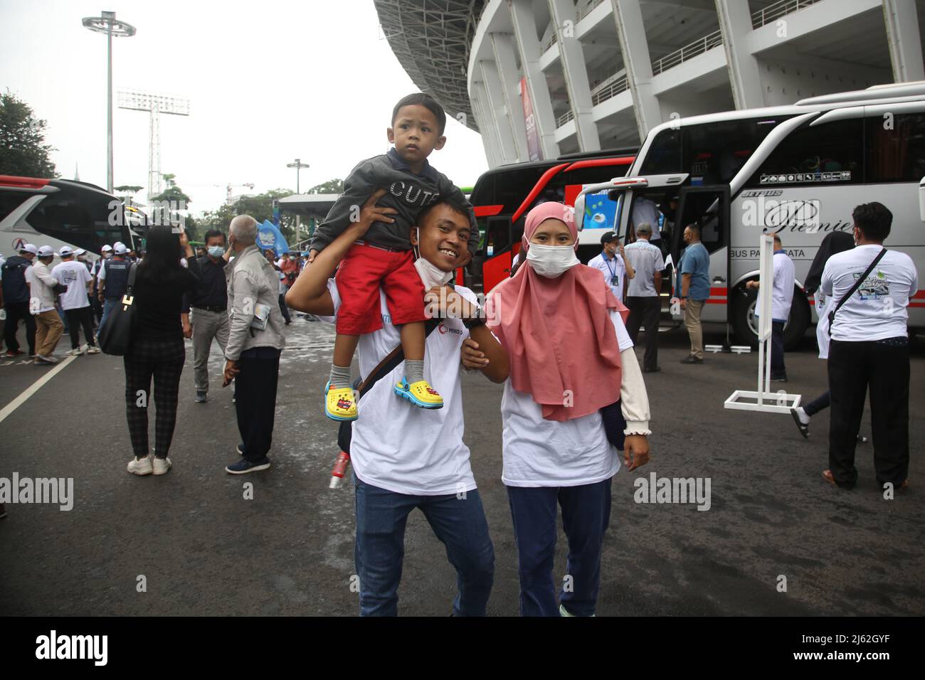 Eine Reihe von Homecomern nehmen am kostenlosen Homecoming-Programm des 2022 Healthy Homecoming Safe Homecoming-Programms in der Gelora Bung Karno-Region, Jakarta, Teil. Insgesamt 12.450 Reisende mit 249 Bussen wurden vom Minister für Staatsunternehmen (BUMN), Erick Thohir, freigelassen. Das 2022 Healthy Homecoming Safe Homecoming Programm mit BUMN umfasst 25 Unternehmen, die zu staatlichen Unternehmen (BUMN) gehören, und erreicht 12.450 Personen mit Bussen, die 249 Einheiten erreichen. (Foto von Kuncoro Widyo Rumpoko/Pacific Press) Stockfoto