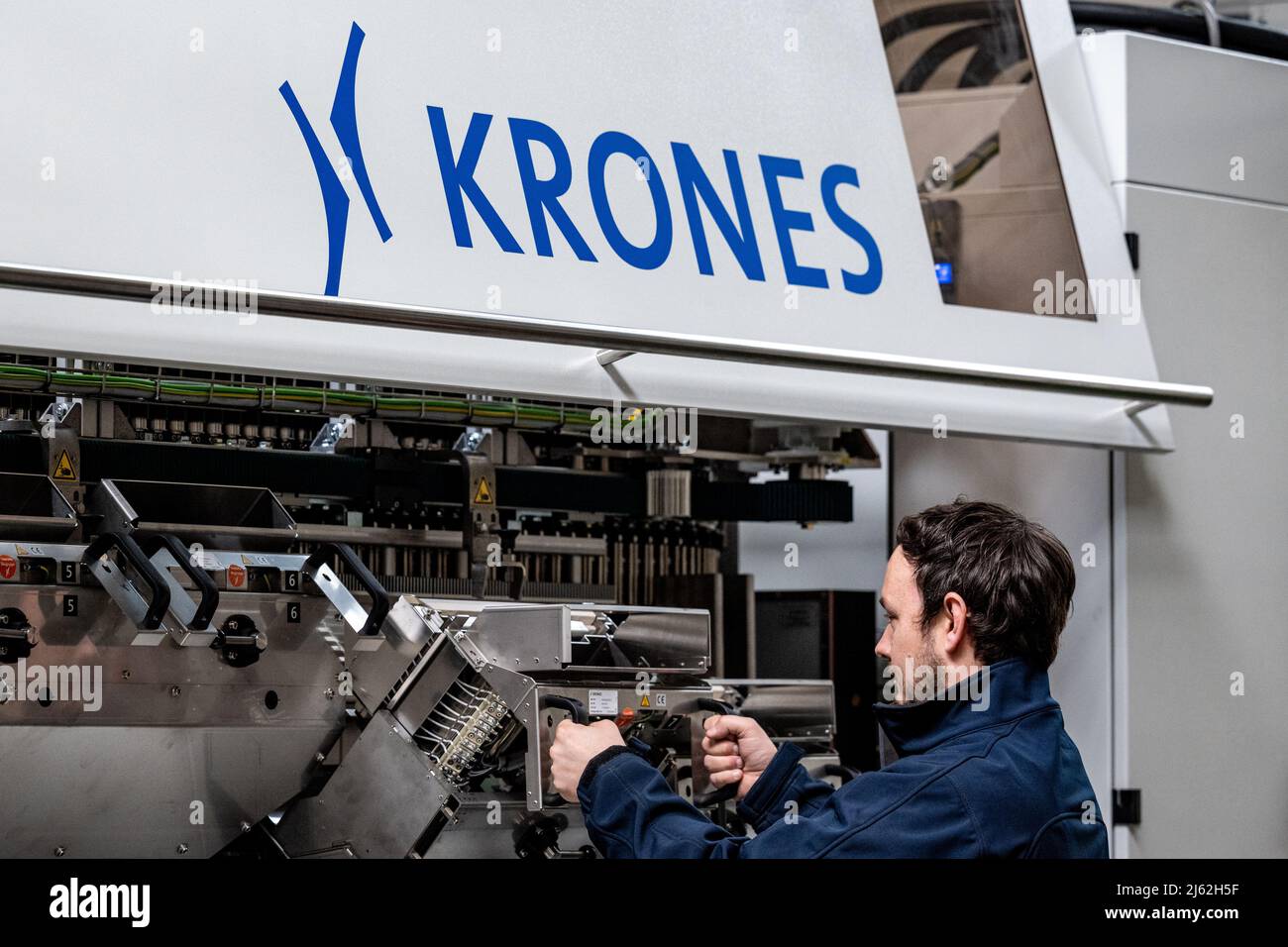 Neutraubling, Deutschland. 25. April 2022. Ein Mitarbeiter der Krones AG arbeitet in der Produktion an einer Streckblasmaschine. Quelle: Armin Weigel/dpa/Alamy Live News Stockfoto