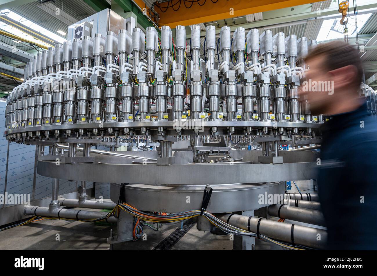 Neutraubling, Deutschland. 25. April 2022. Eine Abfüllanlage in der Produktion der Krones AG. Quelle: Armin Weigel/dpa/Alamy Live News Stockfoto