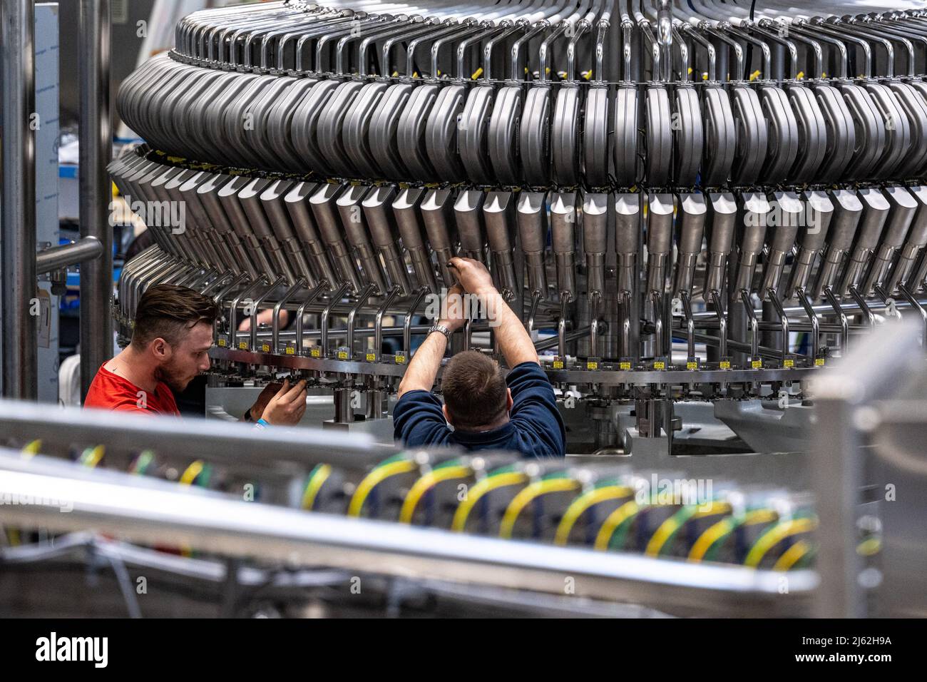 Neutraubling, Deutschland. 25. April 2022. Mitarbeiter der Krones AG an einer Abfüllanlage in der Produktion. Quelle: Armin Weigel/dpa/Alamy Live News Stockfoto