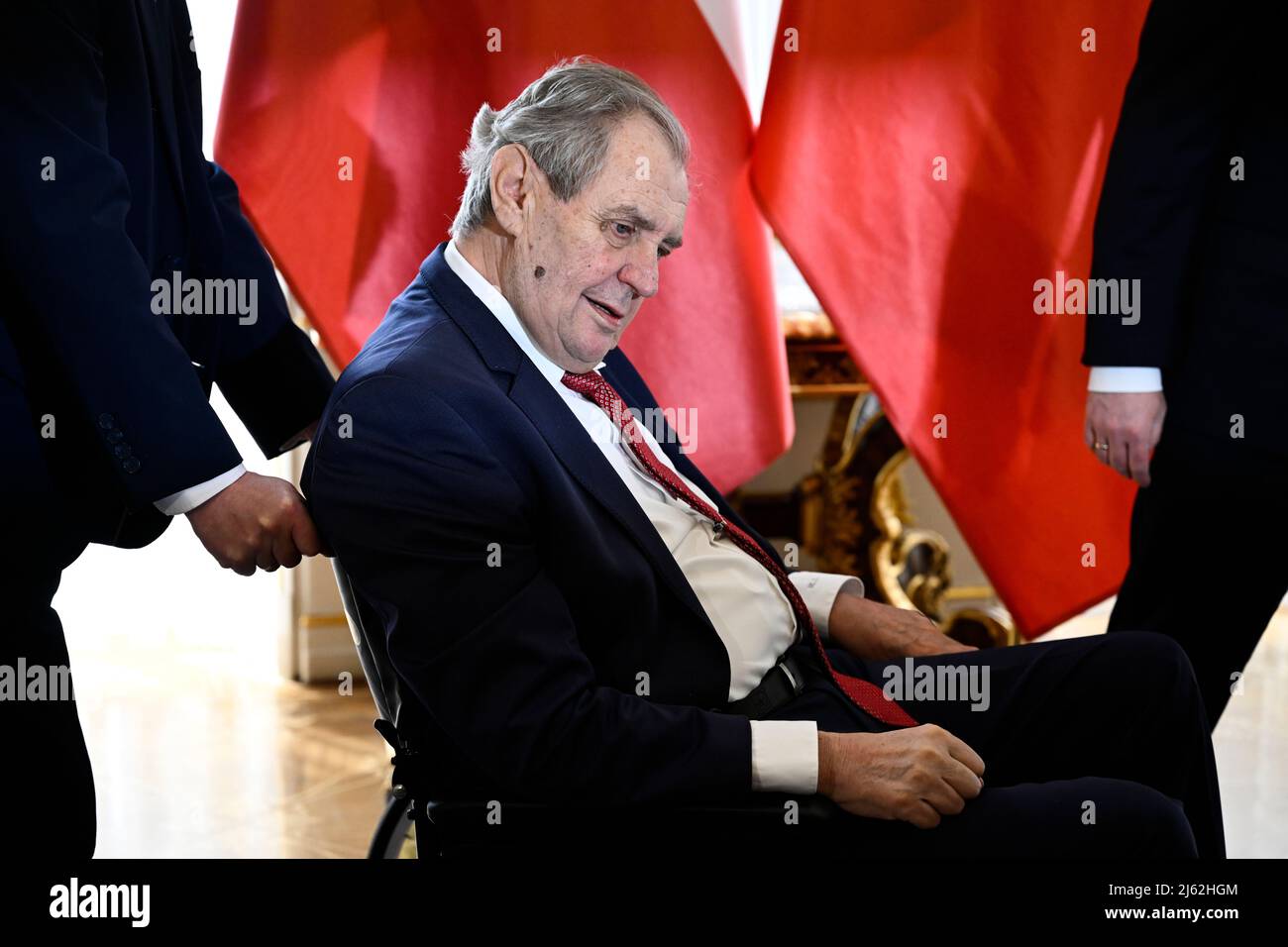 Prag, Tschechische Republik. 27. April 2022. Der tschechische Präsident Milos Zeman empfängt am 27. April seinen polnischen Amtskollegen Andrzej Duda, nicht gesehen, auf der Prager Burg in der Tschechischen Republik. 2022. Kredit: Ondrej Deml/CTK Photo/Alamy Live News Stockfoto