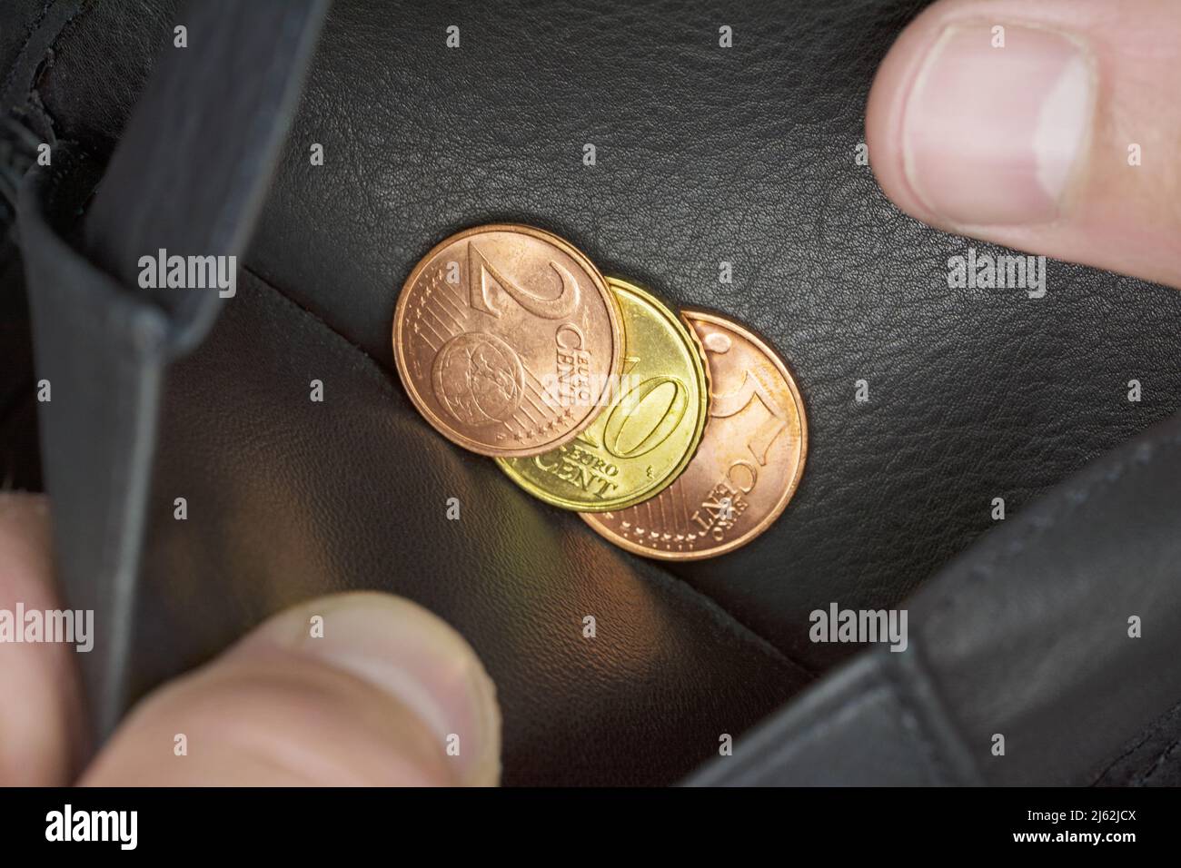 Armut, ein Blick in die Brieftasche Stockfoto